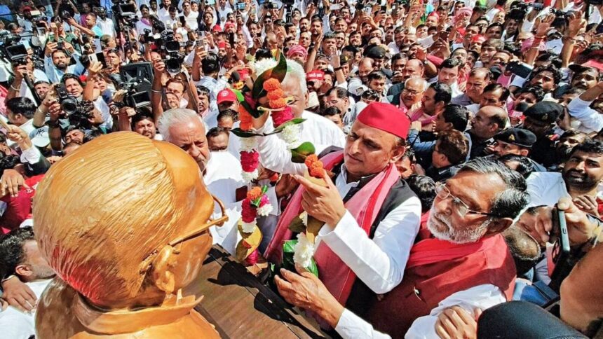 Samajwadi Party (SP) chief Akhilesh Yadav pays tribute to Lok Nayak Jayaprakash Narayan on his birth anniversary, in Lucknow on Friday. (ANI Photo)
