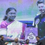 President Dorupadi Murmu presents the National Award for Best Actor in a Leading Role for the film ‘Jawan’ to Shah Rukh Khan during the 71st National Film Awards 2023, at Vigyan Bhawan in New Delhi on Tuesday.