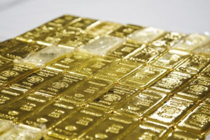 Gold soars past ₹1.18 lakh/10g as rupee hits record low, global jitters fuel demand