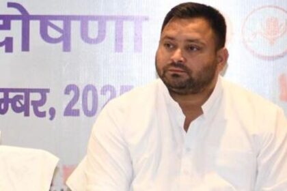 Bihar Elections:  RJD leader Tejashwi Yadav (right) in Patna, Bihar. (Santosh Kumar/ HT Photo)