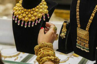 Gold declines ₹8,500 per 10 gm in a week