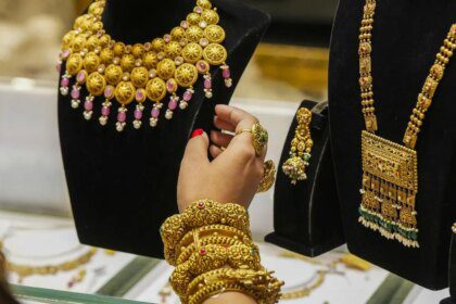 Gold declines ₹8,500 per 10 gm in a week