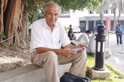 Professor VK Tripathi harassed again while distributing Palestine solidarity pamphlets