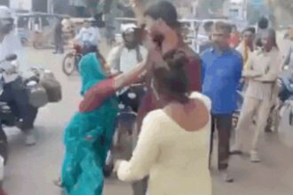 Caught red-handed, wife confronts husband with girlfriend in Kanpur, fierce street fight goes viral