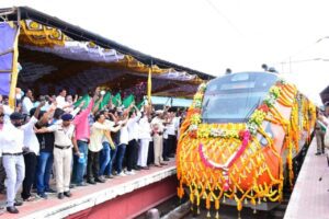 Kerala CM, LoP slam Southern Railway for making students sing RSS song at Vande Bharat Express flag-off