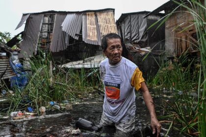 Typhoon Fung-wong kills at least 4 as it devastates the Philippines