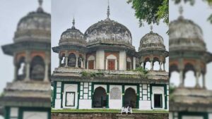 Women clash with police during puja attempt at disputed mausoleum in UP’s Fatehpur