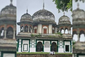 Women clash with police during puja attempt at disputed mausoleum in UP’s Fatehpur