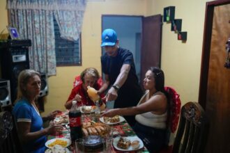 Photos: A Venezuelan family Christmas – from the US dream to poverty