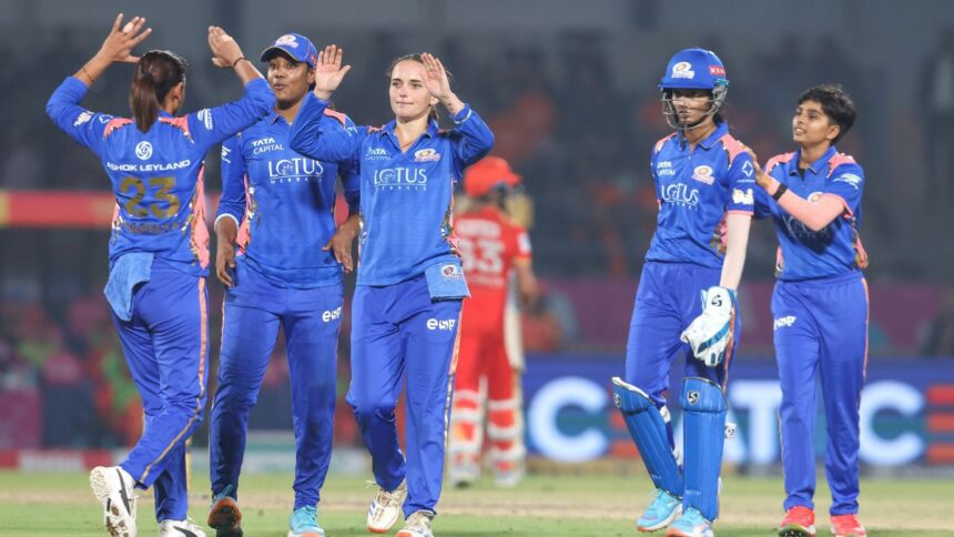 How can Mumbai Indians still qualify for WPL 2026 playoffs after defeat to Gujarat Giants?