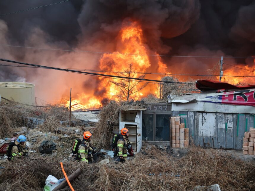 Residents flee as fire devastates Seoul shanty town
