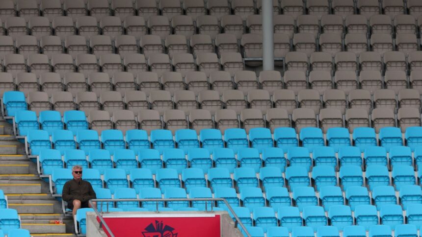 Fire alarm creates chaos during cricket match in Australia, play stopped for 25 minutes