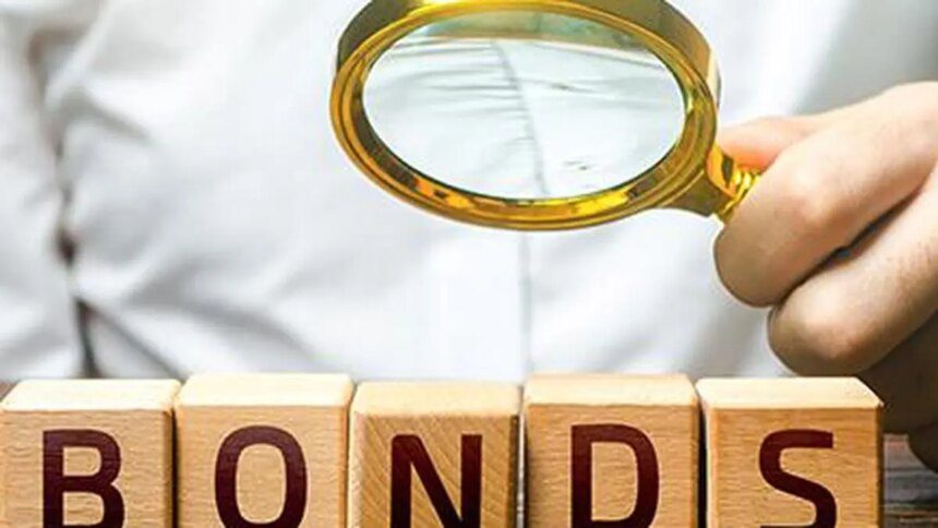 India bonds fall as debt sale looms, oil risks weigh