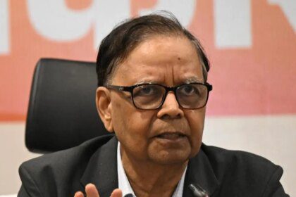 Arvind Panagariya urges RBI to let rupee depreciate beyond 100 per dollar