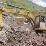 J&amp;K: Heavy landslide shuts Baramulla-Uri NH near Lagama; traffic diverted