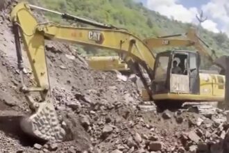 J&amp;K: Heavy landslide shuts Baramulla-Uri NH near Lagama; traffic diverted