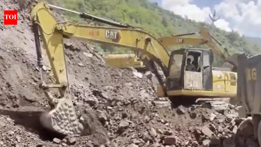 J&amp;K: Heavy landslide shuts Baramulla-Uri NH near Lagama; traffic diverted