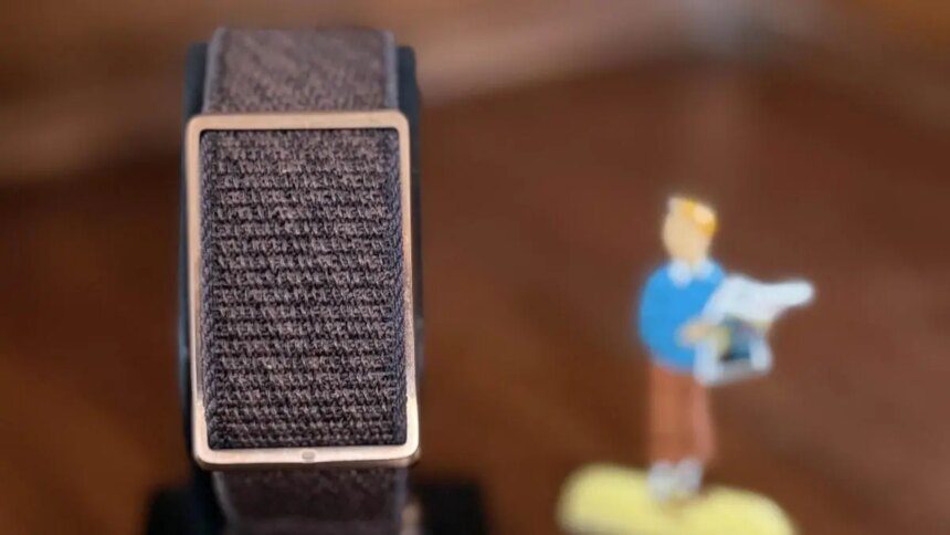 Looking for a screenless wellness tracker?