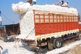 As global futures ease, re-sellers & MNCs begin selling cotton at discounted rates