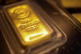Gold prices rebound ₹2,000 to ₹1.54 lakh per 10 grams in Delhi on weak dollar