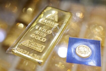 Gold heads for weekly loss on oil-driven inflation concerns