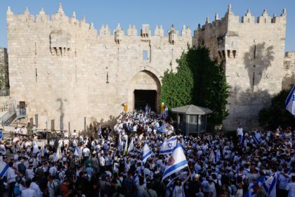Israeli ultranationalists chant racist slogans during Jerusalem Day march