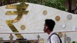 Rupee closes at record low for fourth straight trading session