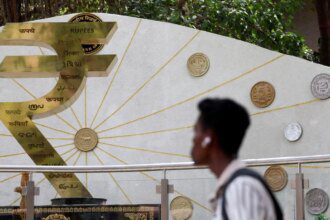 Rupee closes at record low for fourth straight trading session