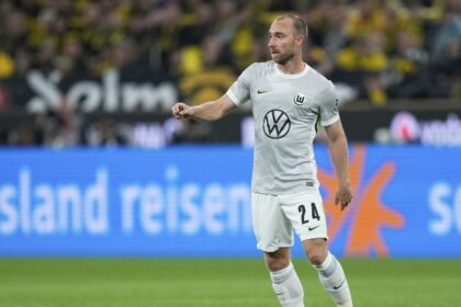 Christian Eriksen once again collapses holding his heart, referee calls off match | WATCH VIDEO