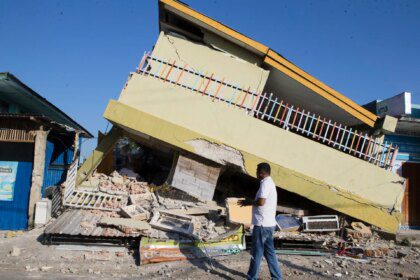 Photos: Indonesia earthquake rescue efforts continue as death toll hits 68